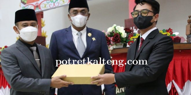 Fairid Berikan Cendera Mata ke Keluarga Almarhum Riduanto