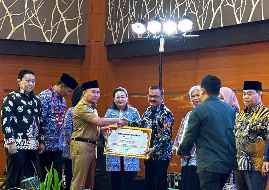 Gunung Mas Raih Penghargaan Terbaik dalam Pencegahan Stunting dan Bina Keluarga Balita