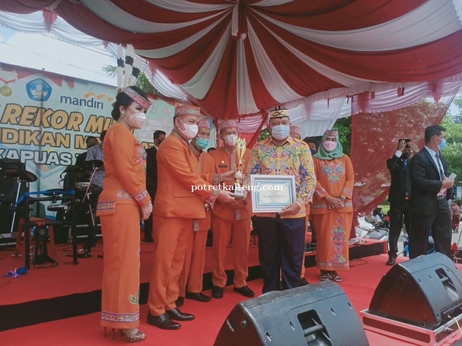 Peringati Hari Jadi Kapuas, Dinas Pendidikan Cetak Rekor Muri