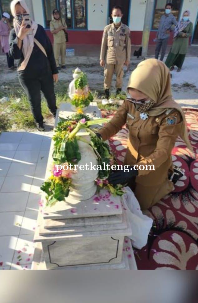 Bulan Penuh Berkah, Wakil Bupati Ziarahi Makam Orang Tuanya