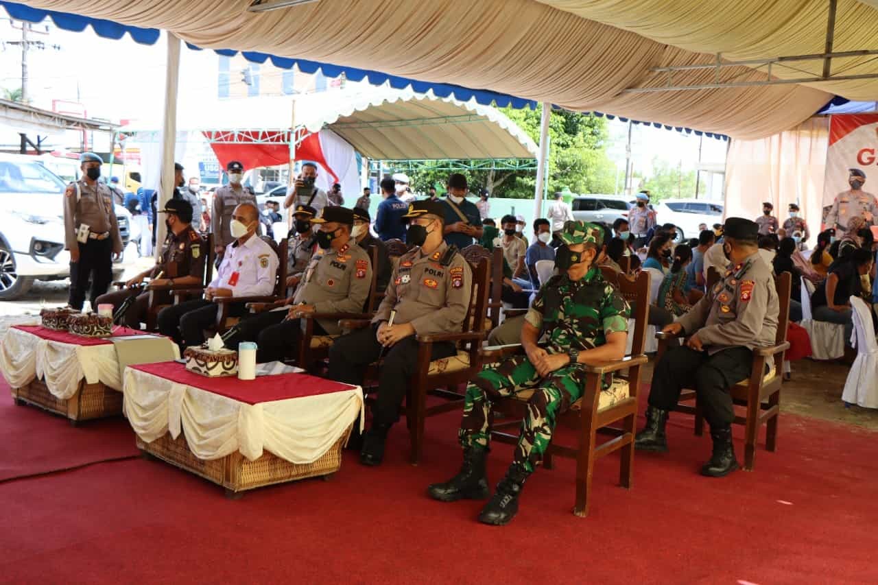 Kapolda Kalteng Tinjau Vaksinasi di Kabupaten Katingan Sekaligus Bagikan Sembako