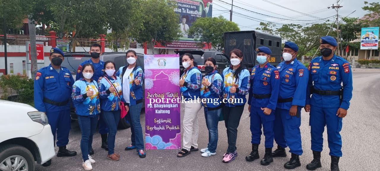 Bhayangkari Ditpolairud Bagikan Takjil Berbuka Puasa Ke Masyarakat