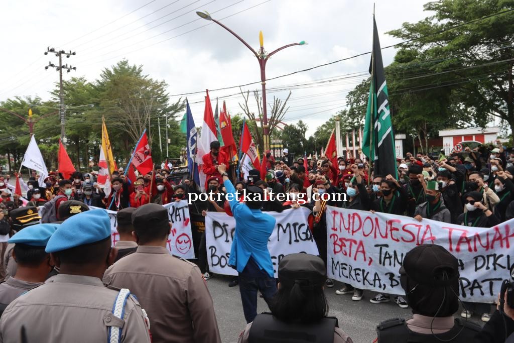 Polda Kalteng dan Polresta Palangka Raya Kawal Aksi Unjuk Rasa Dengan Humanis