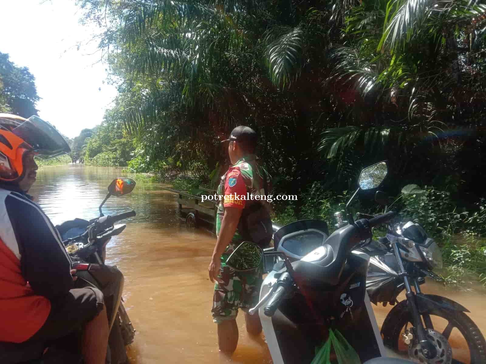 Babinsa Gunung Timang Tinjau Langsung Wilayah Banjir