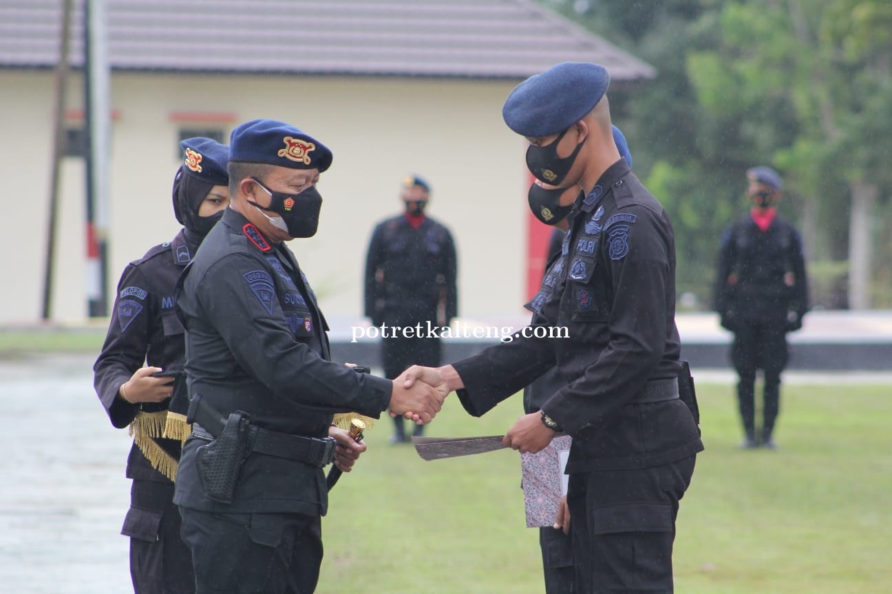 Dansatbrimob Berikan Penghargaan Kepada 2 Personel Kesehatan Lapangan