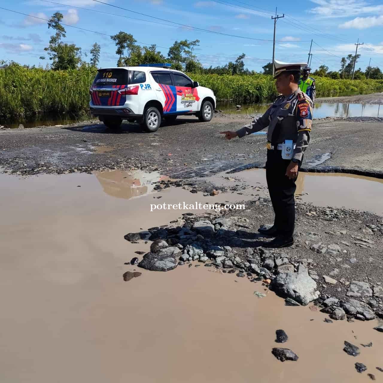 PJR Ditlantas Polda Kalteng Survei Jalan Rusak Guna Antisipasi Kecelakaan