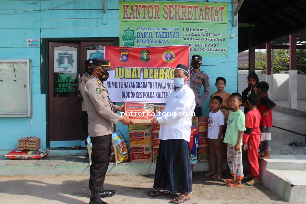 Rumah Sakit Bhayangkara Palangka Raya Bagikan Paket Sembako Kepada Panti Asuhan