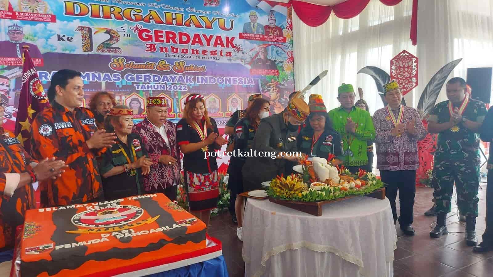 Hut Gerdayak ke-12, Plt. Ketua MPW PP Kalteng Berikan Kue Raksasa