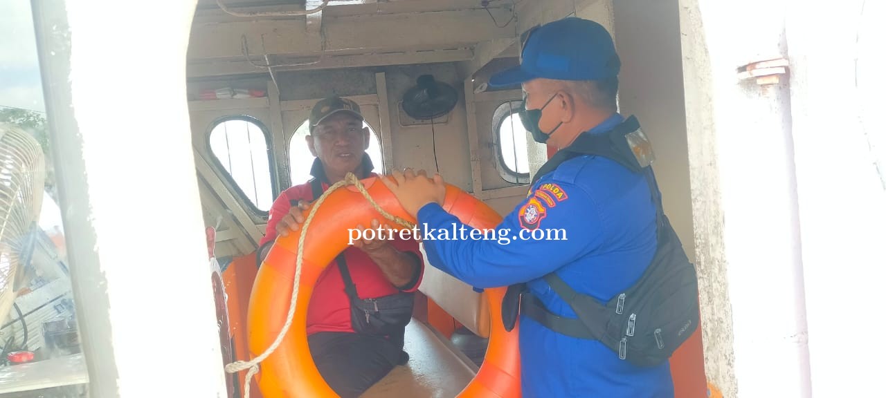 Ditpolairud Polda Kalteng Sosialisasikan Pentingnya Alat Keselamatan Diatas Kapal Kepada Masyarakat