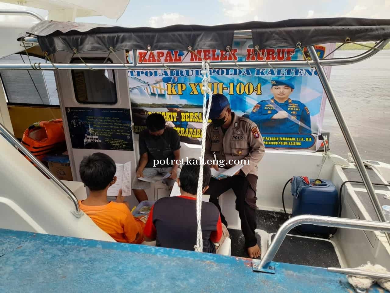 Dekat Dengan Masyarakat, Ditpolairud Polda Kalteng Ajak Anak-Anak Membaca