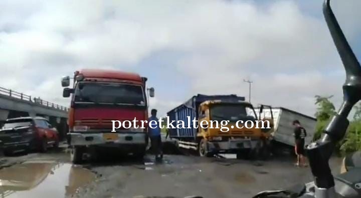 Jalan Rusak Bekas Banjir Penda Barania Sebabkan Kemacetan dan Truk Amblas