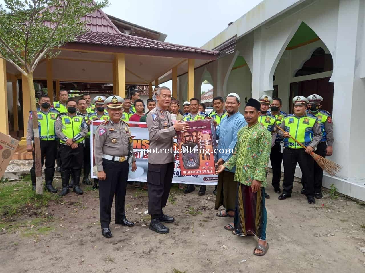 Wujud Kepedulian Terhadap Masyarakat, Ditlantas Polda Kalteng Gelar Aksi Bakti Sosial