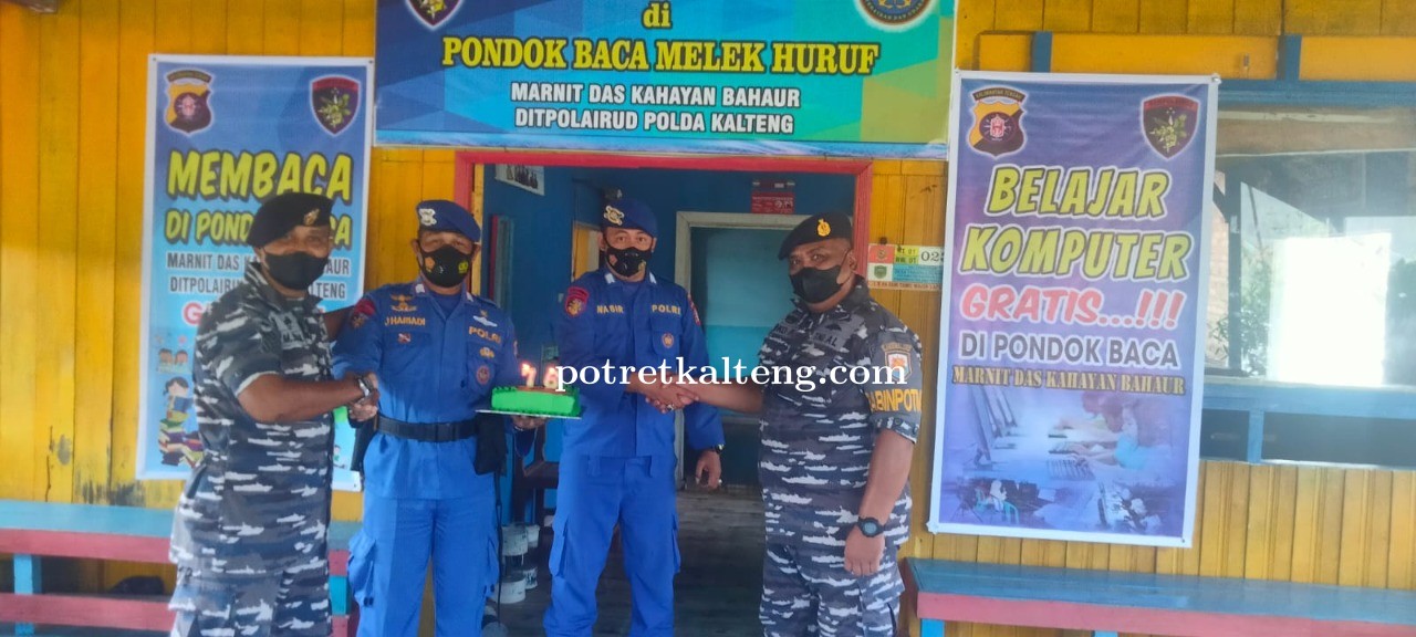 Sinergitas TNI-Polri, TNI AL Berikan Kue Ultah Kepada Ditpolairud Polda Kalteng