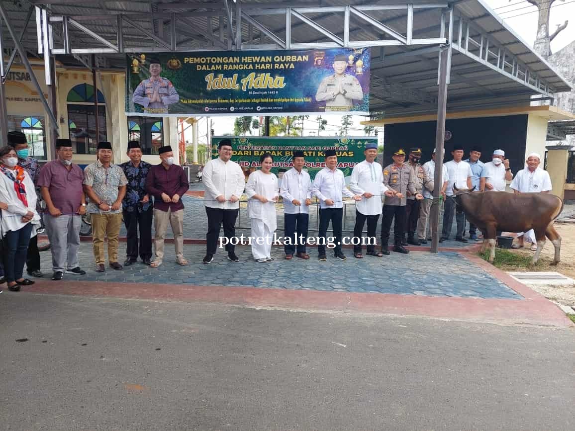 Bupati Kapuas Serahkan 1 Ekor Hewan Qurban Kepada Kapolres Kapuas.