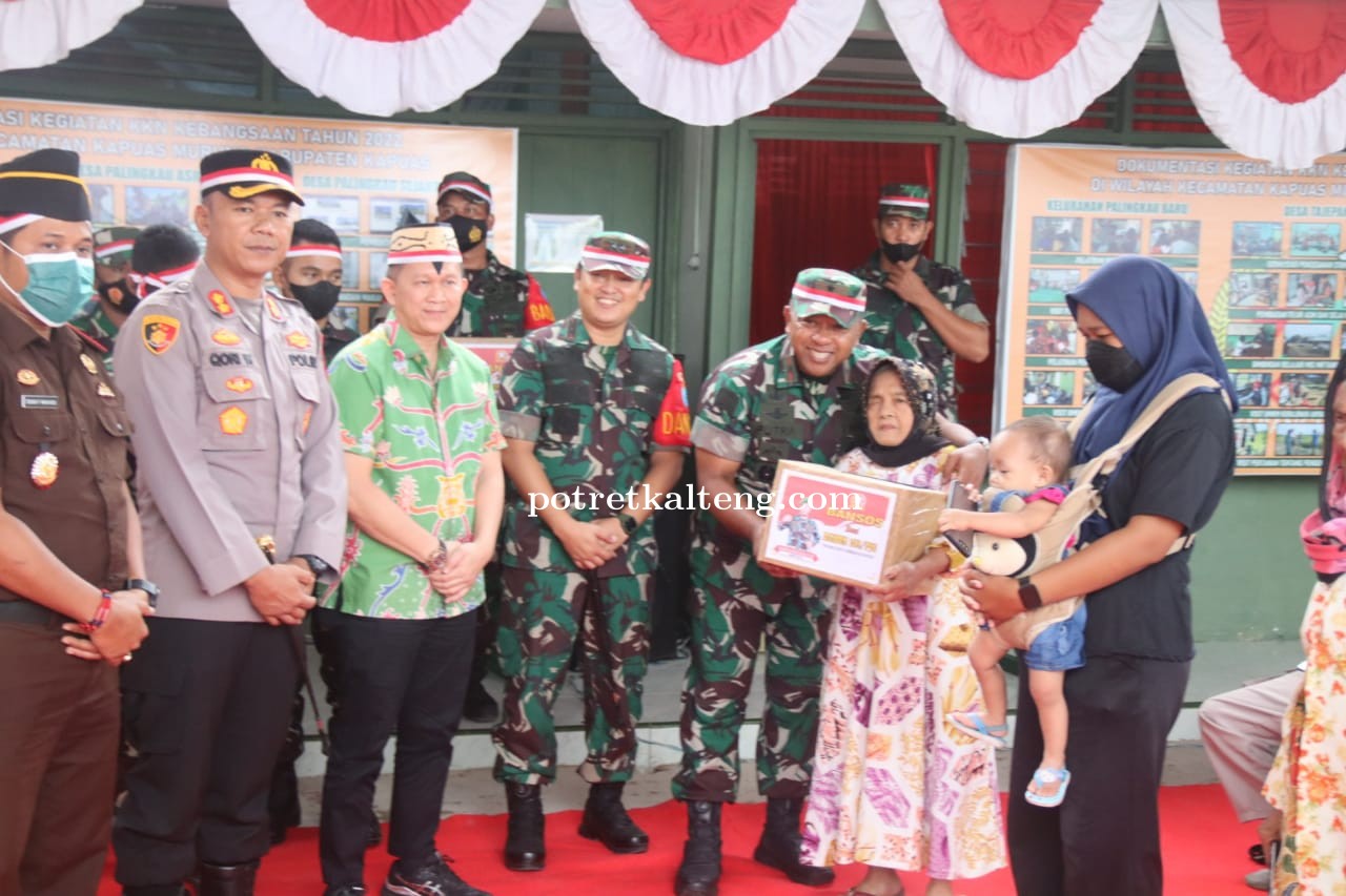 Kunjungi KKN Kebangsaan di Kapuas Murung, Danrem 102/PJG Bagikan Sembako ke Warga