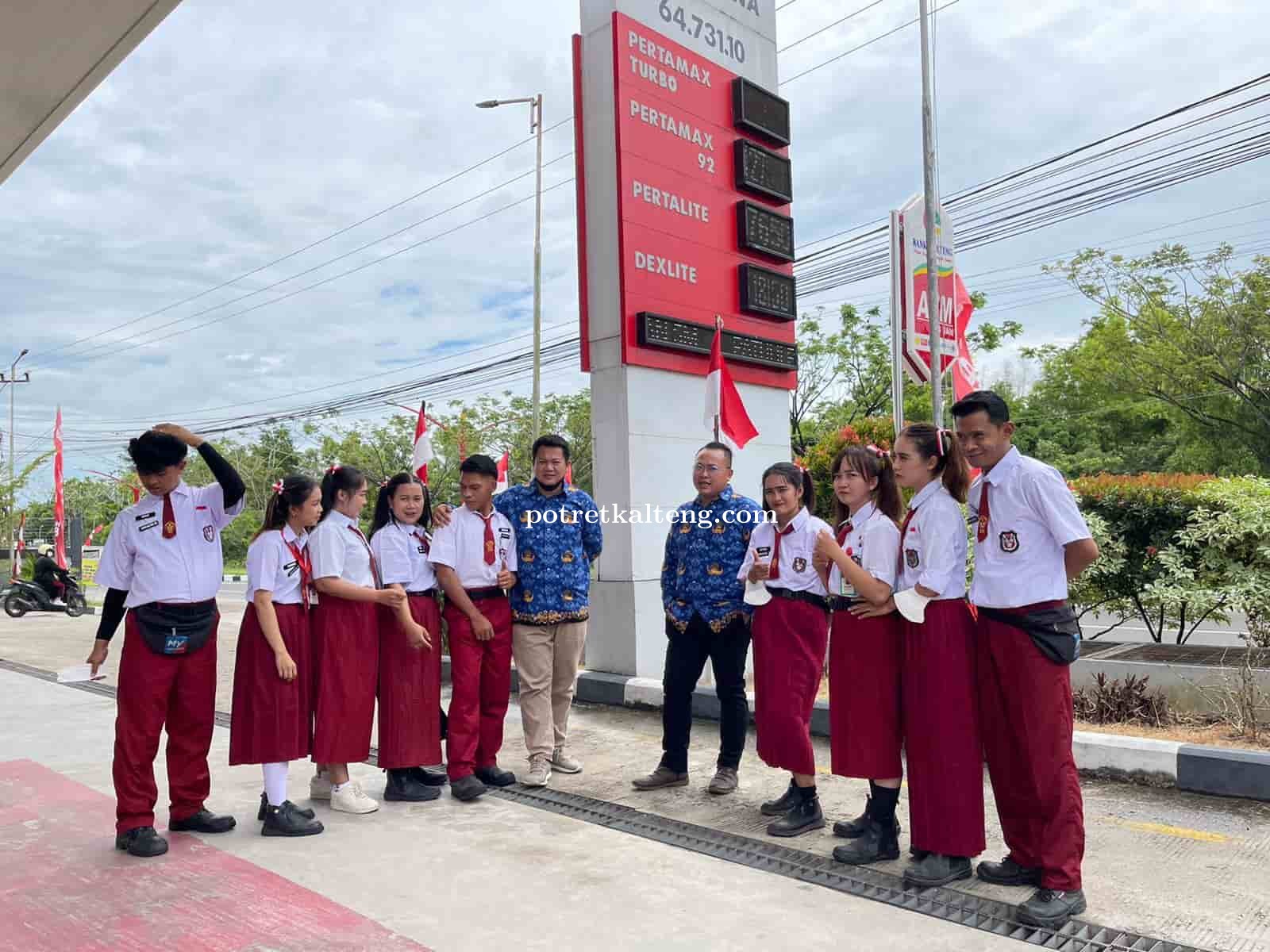 Semarakkan Hari Kemerdekaan RI Ke-77, SPBU Yos Sudarso Kenakan Busana Unik