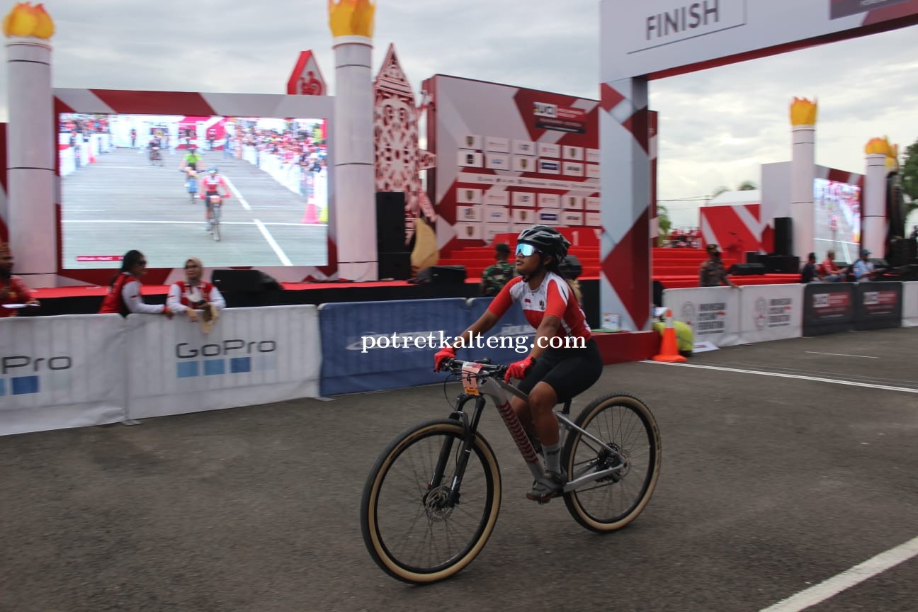 Ayu Triya Andriyana berhasil naik podium di posisi ke-3 UC MTB Eliminator World Cup ke-8