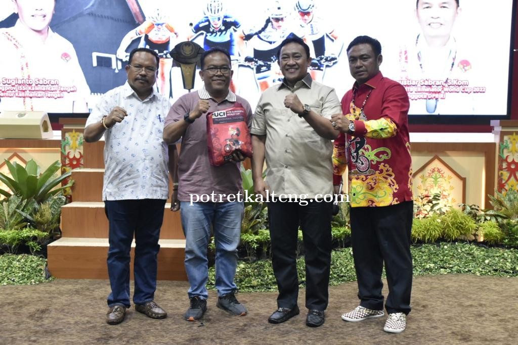 Penuhi Janjinya, Gubernur Kalteng Berikan Bonus Rp 105 Juta Untuk Pemenang Gubernur Kalteng Cup