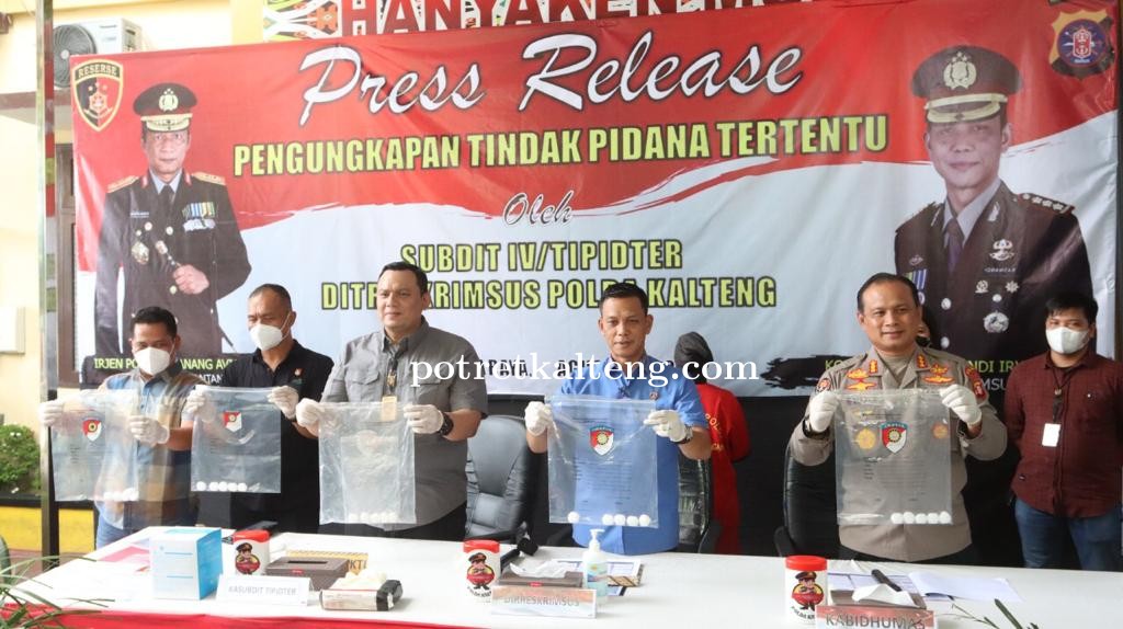 Ditreskrimsus Polda Kalteng Amankan Zat Kimia Berbahaya Seberat 1,35 Ton Sianida