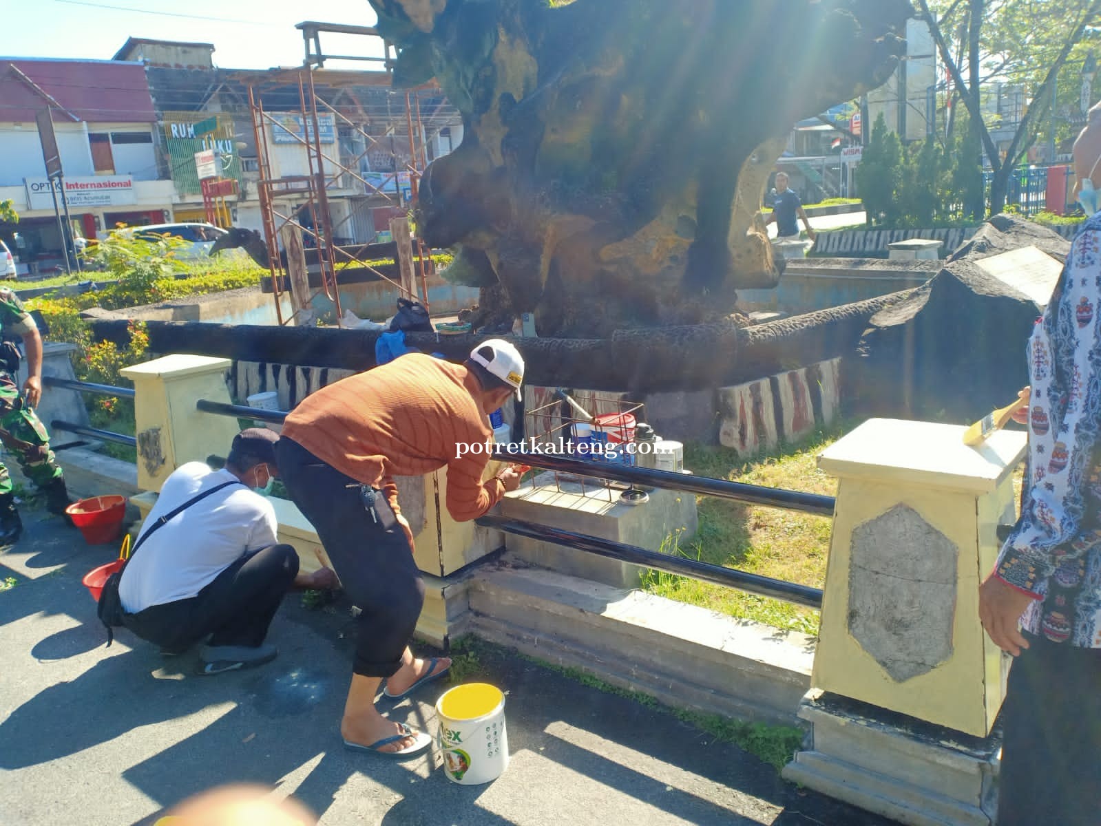 Kecamatan Pahandut dan Kelurahan Langkai Kembali Percantik Tugu Adipura