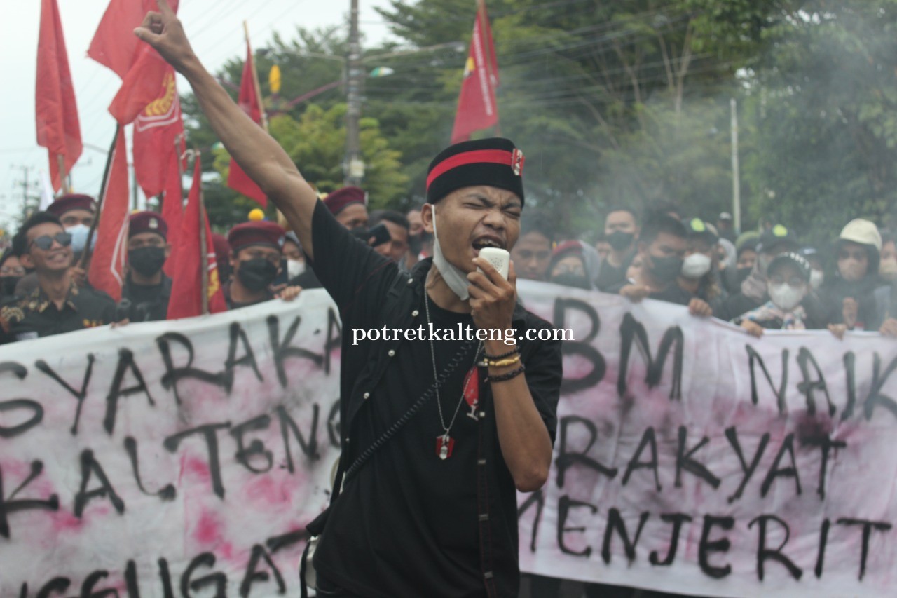 Ratusan Mahasiswa Tolak Kenaikan BBM dan Bakar Ban di Depan Kantor DPRD Kalteng
