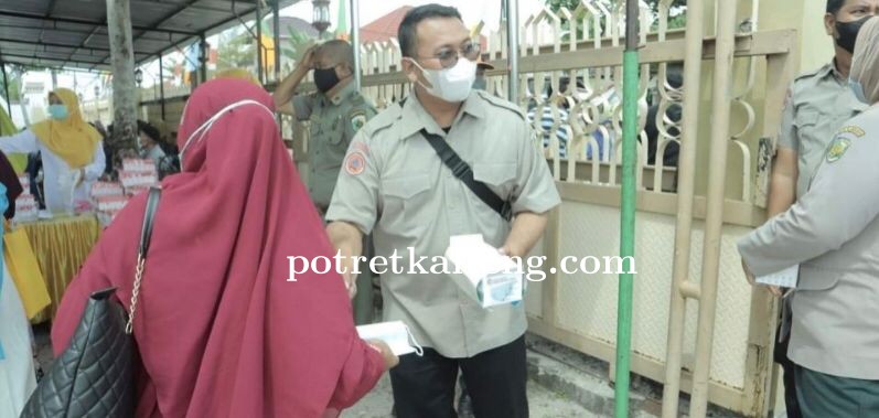 Memperingati Hari Maulid Nabi Muhammad SAW, BPBD Kota Palangka Raya Bagikan Masker Kepada Jamaah