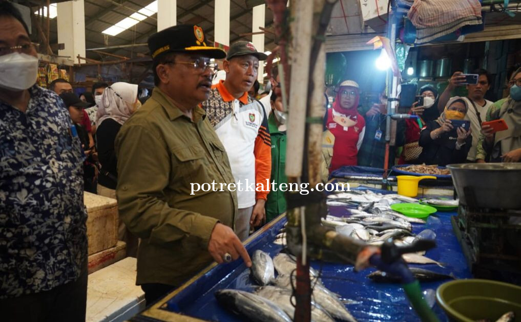 Pantau Stok dan Harga Pangan, Sekda Kalteng Bersama Satgas Pangan dan TPID Prov. Kalteng Sidak Pasar
