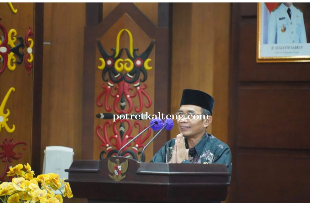 Kepala Kantor Regional VIIIBKN Banjarmasin A Serahkan Penghargaan BKN Award 2022 Pemprov Kalteng