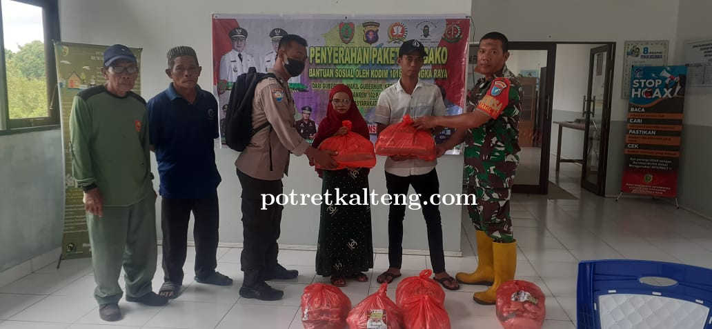 Terdampak Banjir, Pemko Bagikan Bansos di Kantor Kelurahan Pahandut Seberang