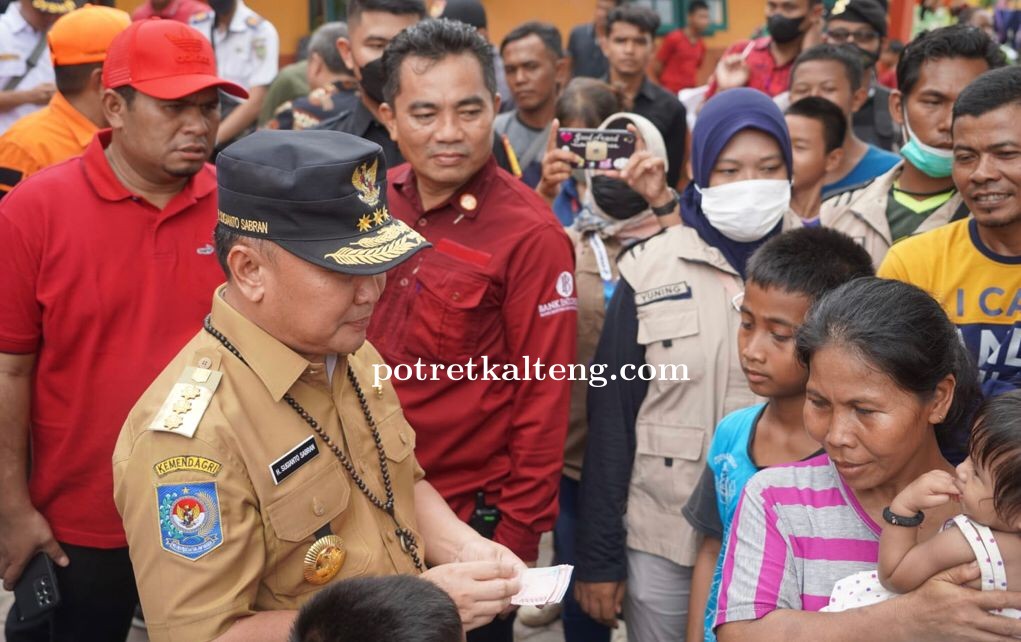 Gubernur Kalteng Tinjau Langsung Pengungsian Banjir di Puskesmas Natai Palingkau, Kobar