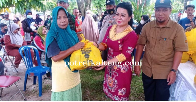 Warga Kelurahan Langkai Serbu Sembako Murah dari Pemerintah Kota Palangka Raya