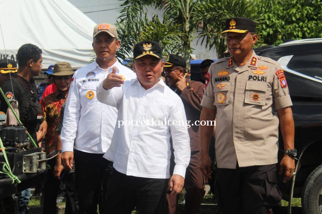 Bersama Gubernur Kalteng, Kapolda Tinjau Banjir dan Pengungsi di Sukamara