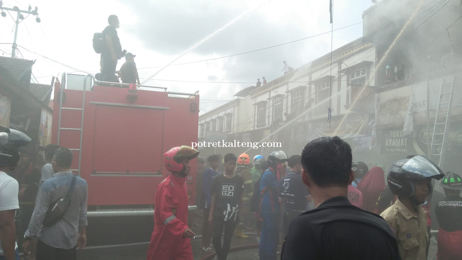 Toko Karpet Terbakar Disiang Bolong, Pengunjung Pasar Besar Panik