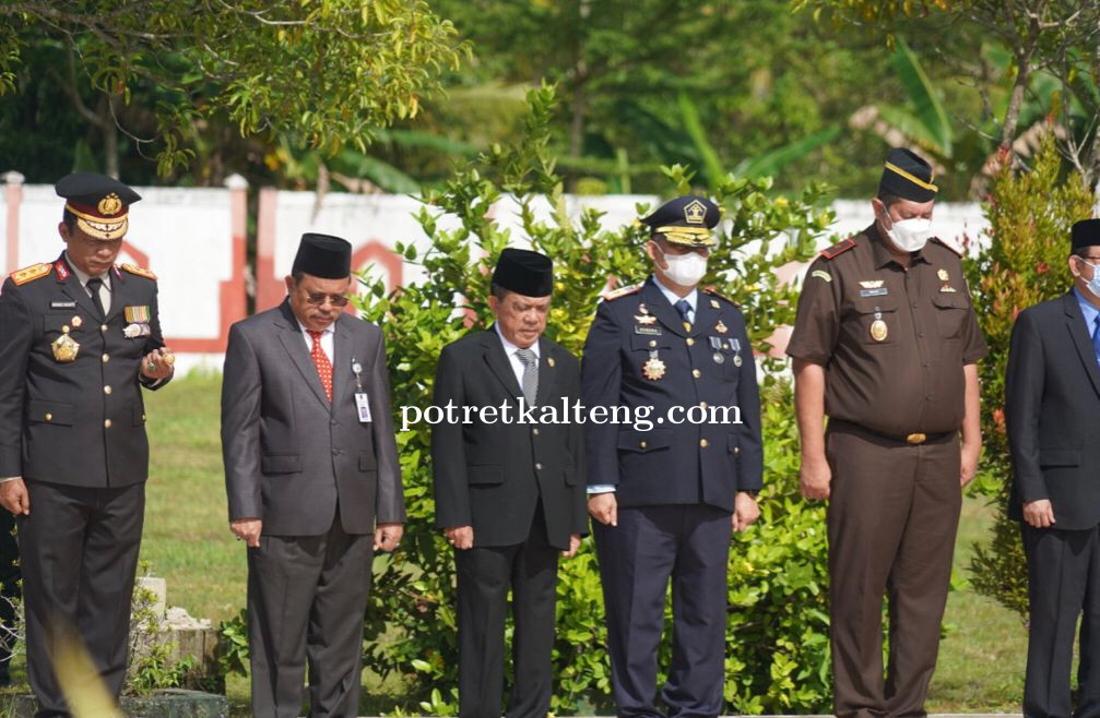 Peringati Hari Pahlawan, Sekda Kalteng Ikuti Upacara Ziarah dan Tabur Bungai Bersama Forkopimda