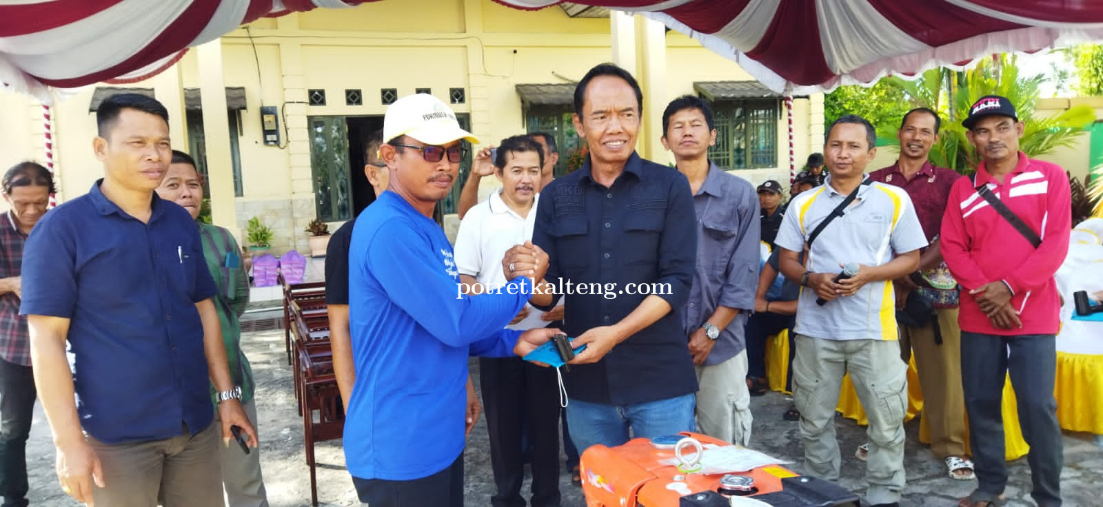 Anggota DPR RI Dapil Kalteng Serahkan Alsintan Kepada Kelompok Tani Kapuas