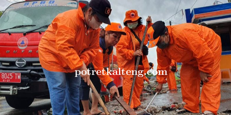 Curah Hujan Tinggi, Tim Gabungan Bersihkan Sampah di Saluran Drainase Guna Cegah Banjir
