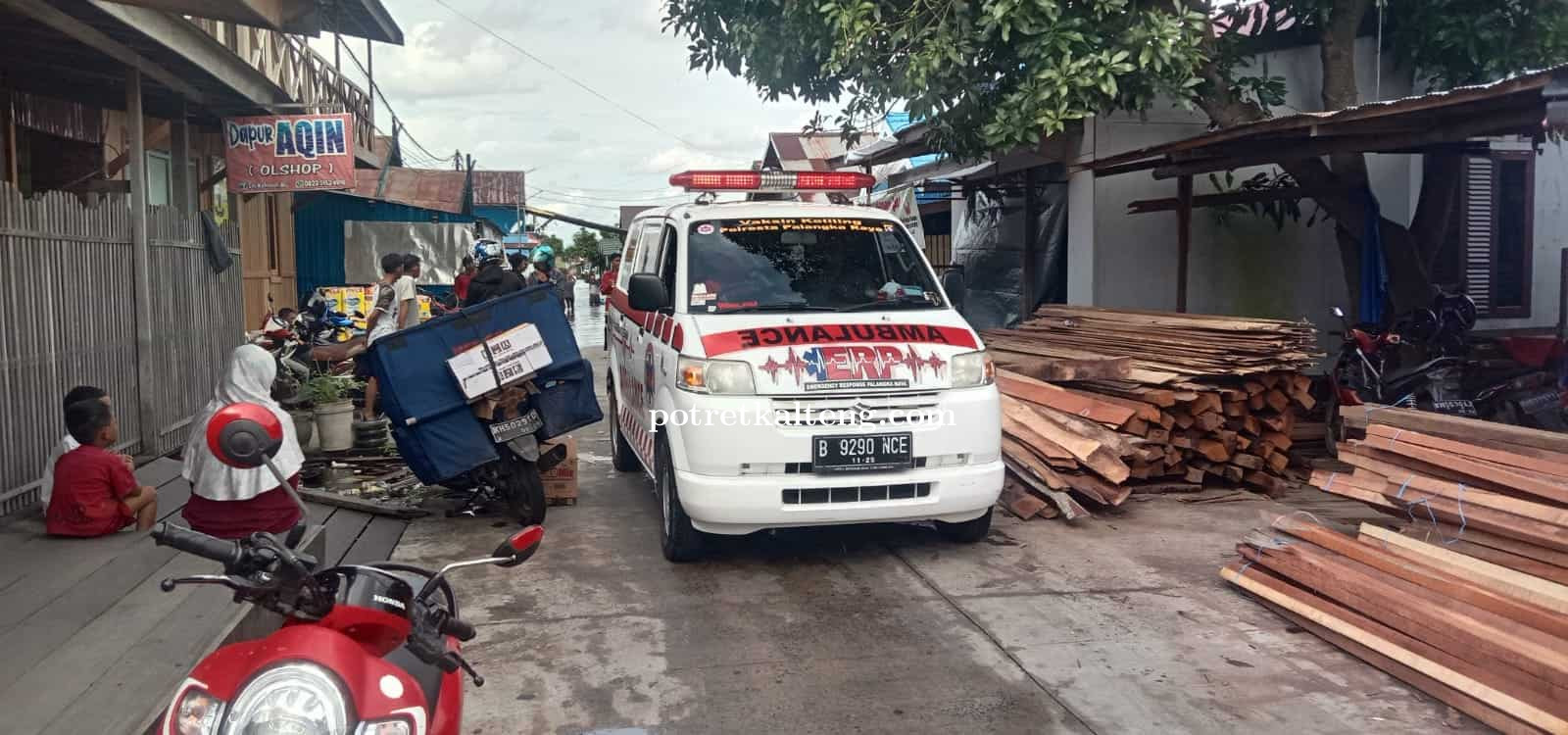 Tragis ! Nenek Taharoh Meninggal Hanya Ditemani Anaknya Saat Kondisi Banjir