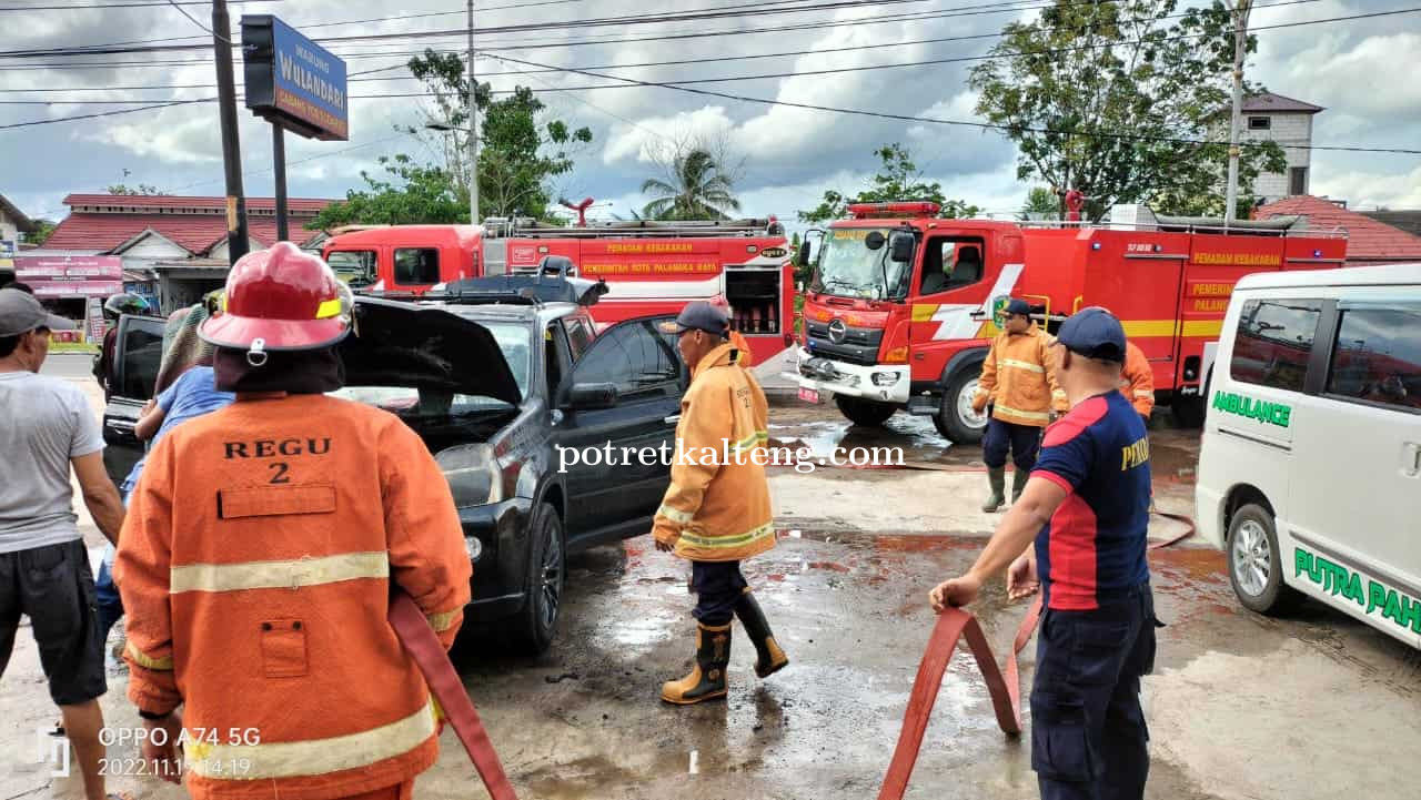 Mobil Nissan Xtrail Terbakar Didepan Rumah Makan Wulandari
