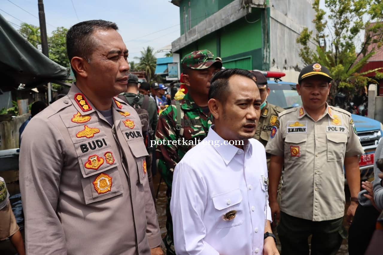 Walikota Palangka Raya Bagikan Bansos kepada Warga Terdampak Banjir