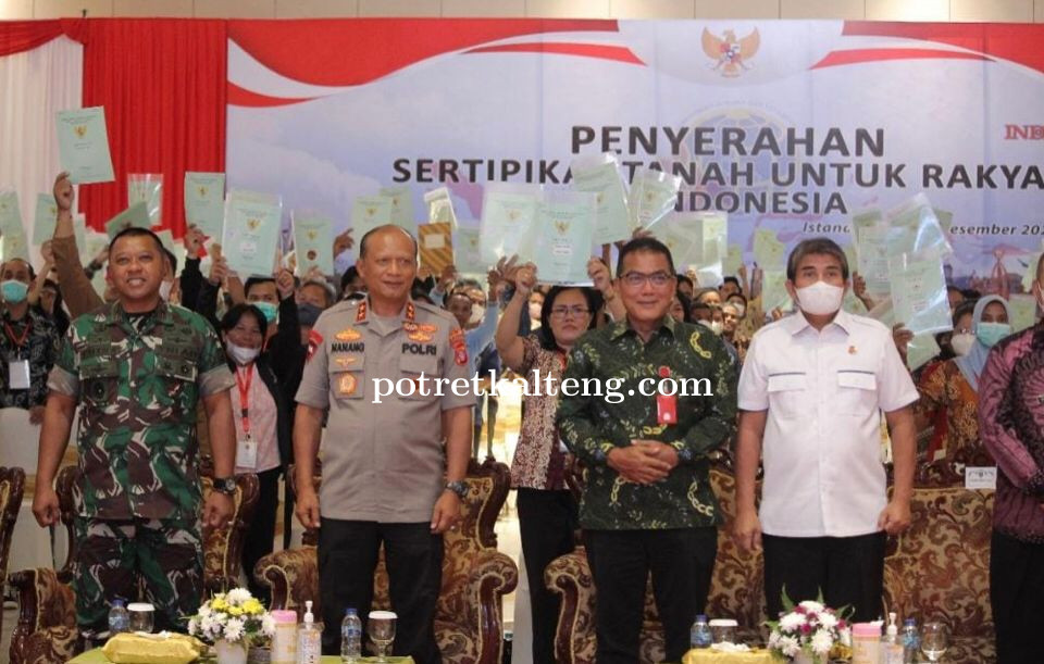 Masyarakat Kalteng Antusias Hadiri Penyerahan Sertifikat Tanah oleh Presiden Jokowi Secara Virtual