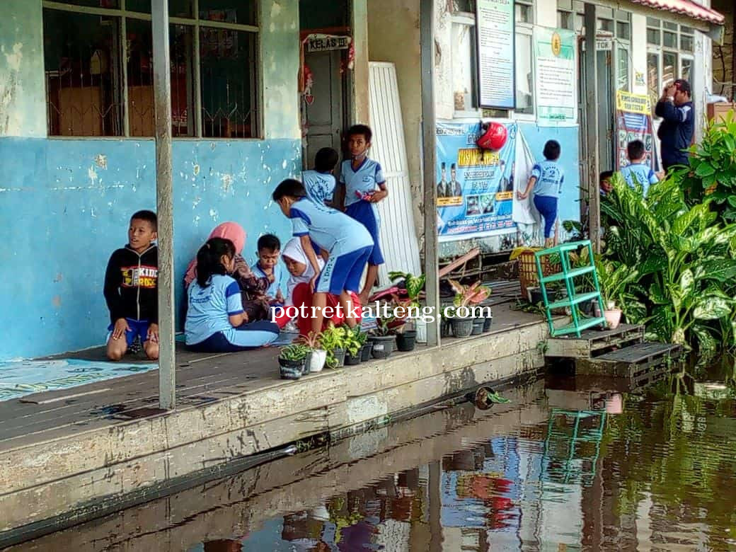 Pekerjaan Lambat, Siswa SDN 2 Selat Dalam Terpaksa Belajar di Teras Sekolah
