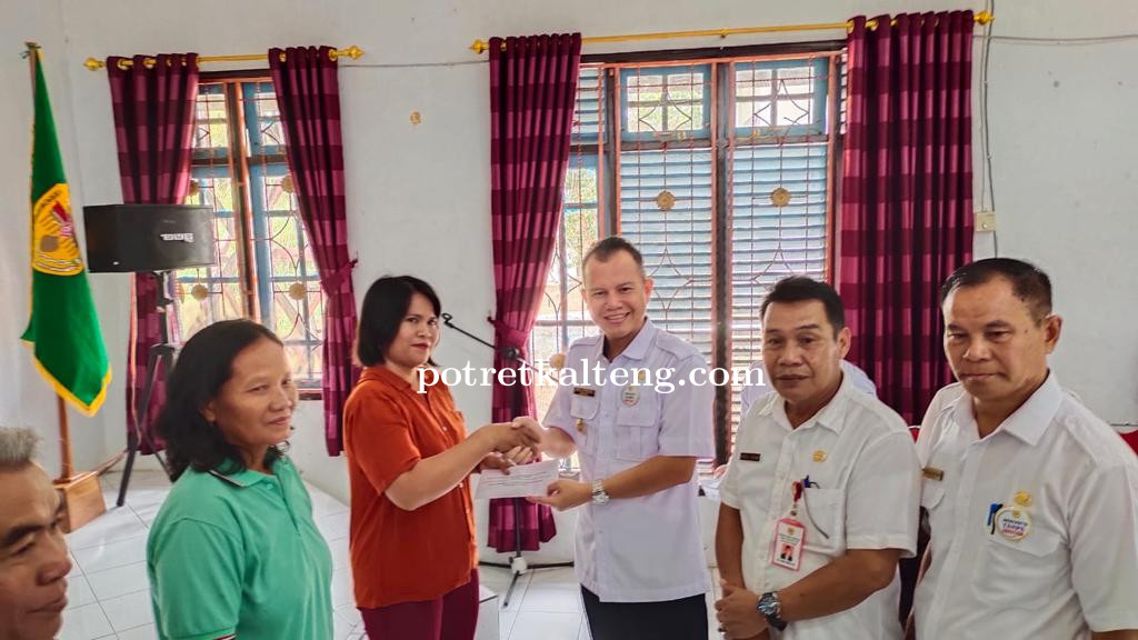 Tekan Pertumbuhan Inflasi, Bupati Gunung Mas Serahkan Ratusan BLT Kepada Pelaku Usaha Perikanan.