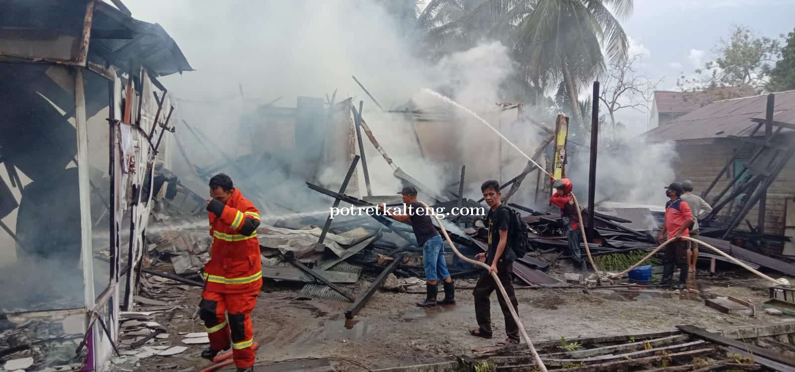Akhir Pekan Warga Jalan Garuda Gempar,4 Ruko dan 1 Pabrik Batako Hangus Terbakar