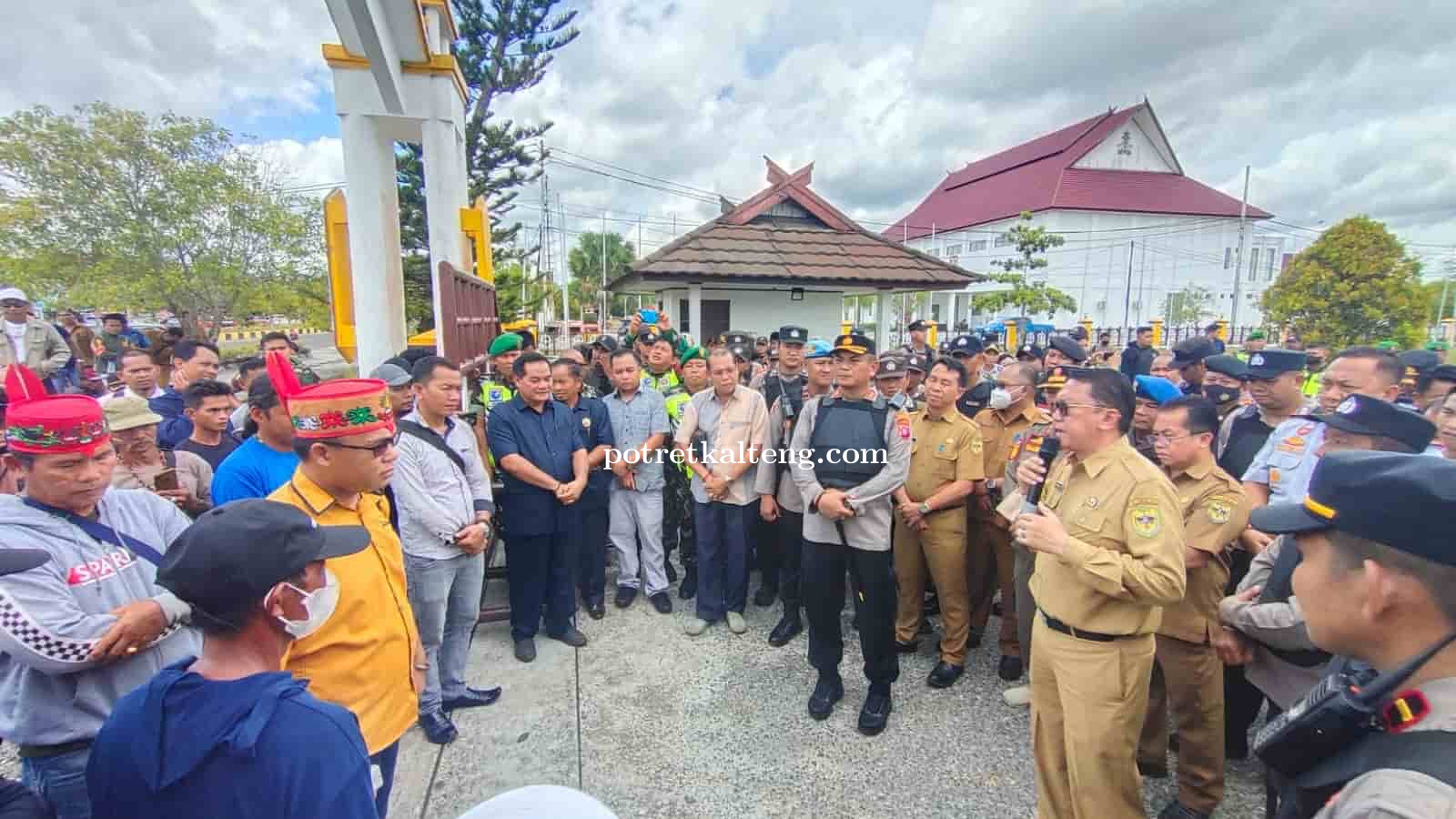 Temui Massa AMGM, Pemkab Gumas : Kami Komitmen !
