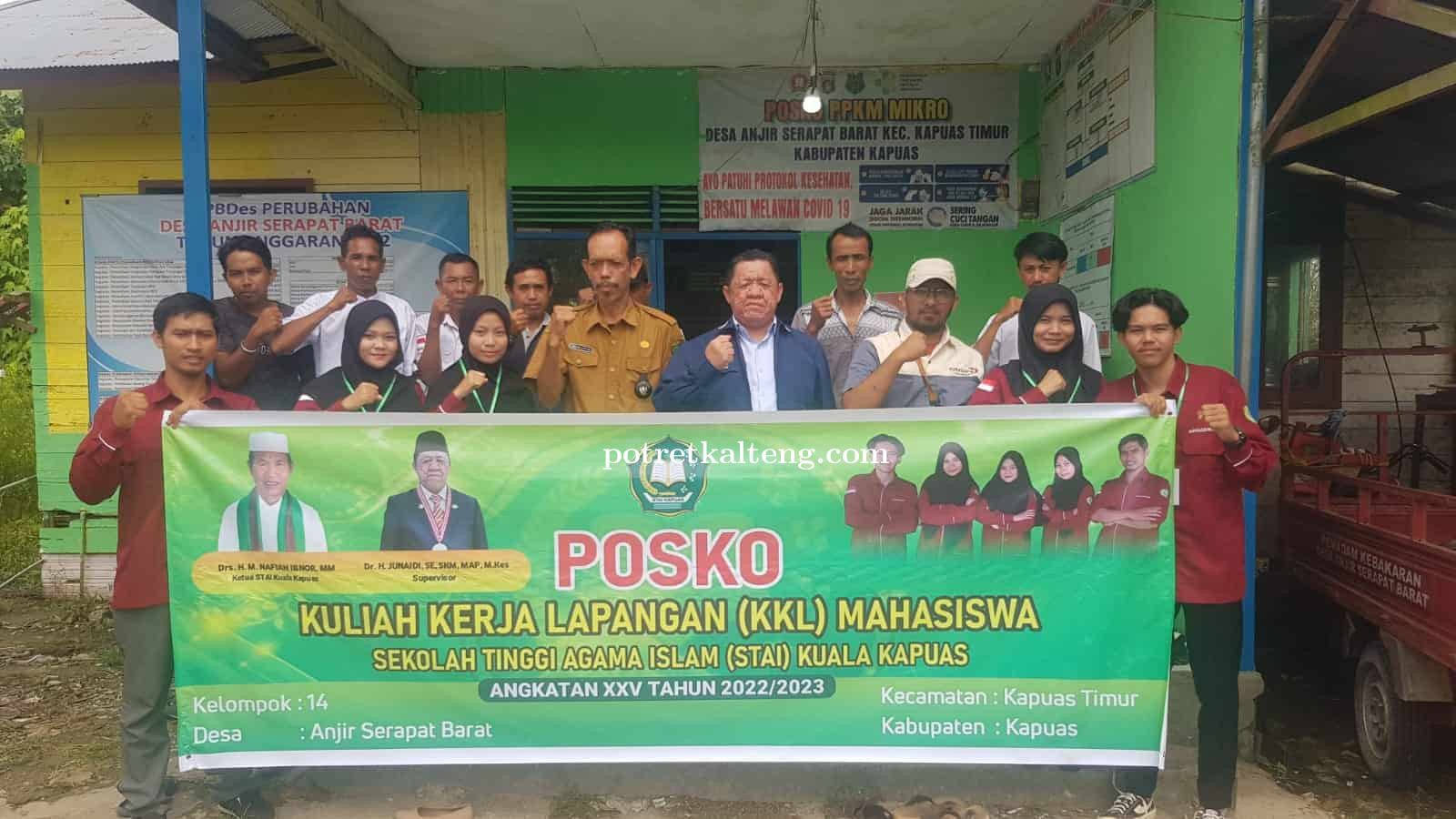 Dr. H. Junaidi Wakili Ketua STAI Serahkan Mahasiswa KKL STAI Kapuas Desa Anjir Sarapat Barat