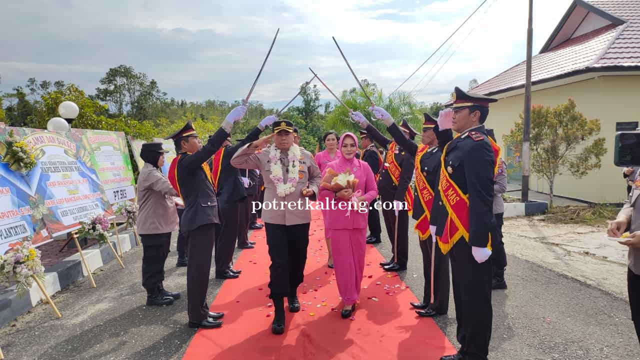 Polres Gumas Sambut Kedatangan Kapolres Baru Dengan Potong Pantan dan Pedang Pora