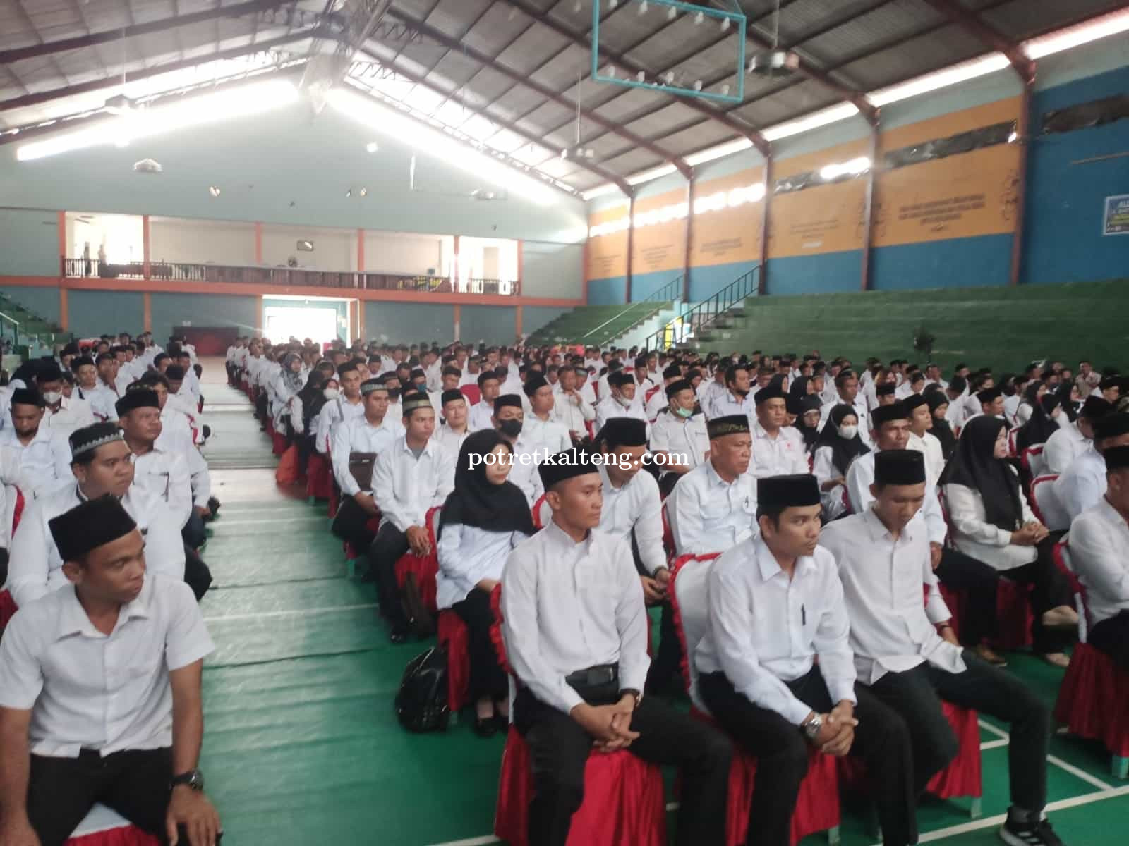 412 anggota PPS tahun 2024 untuk 11 kecamatan dilantik di Gor Kapuas.