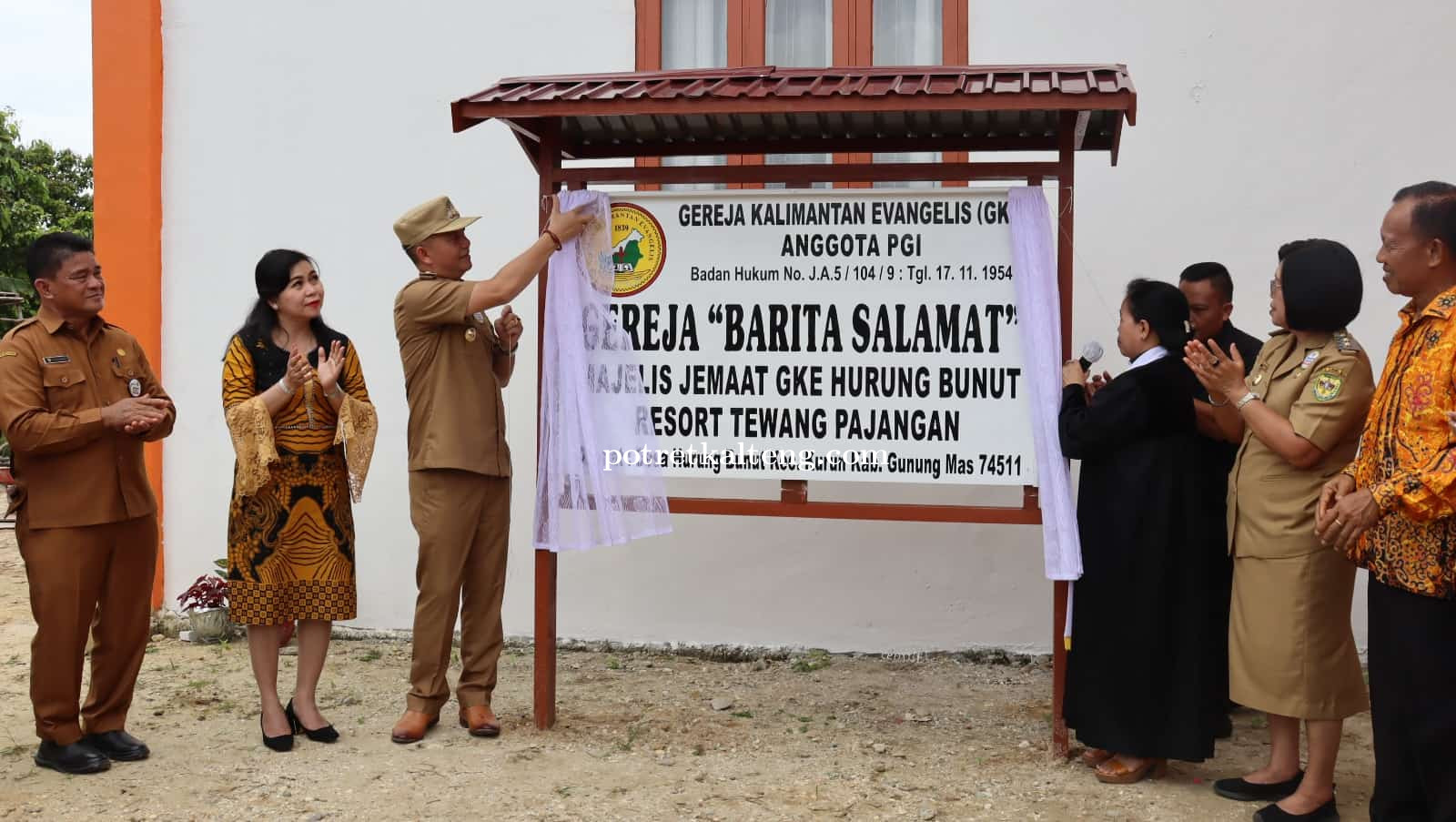 Bupati Gumas Resmikan Gereja Barita Salamat GKE Hurung Bunut