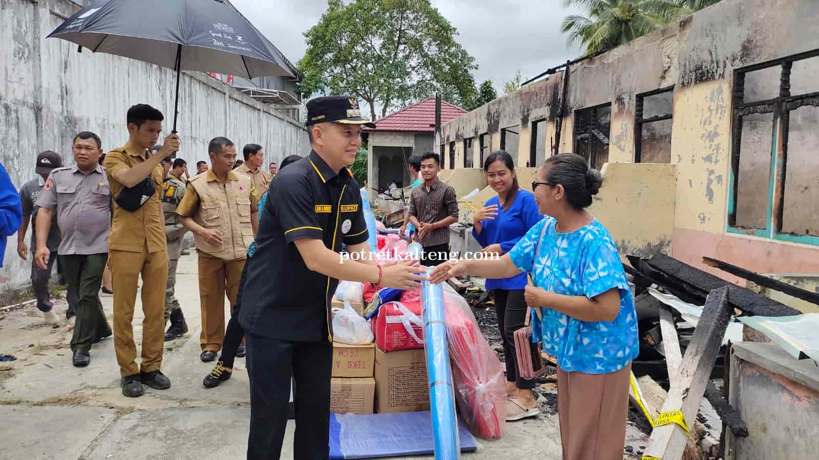 Bupati Gumas Serahkan Bantuan Untuk Korban Kebakaran