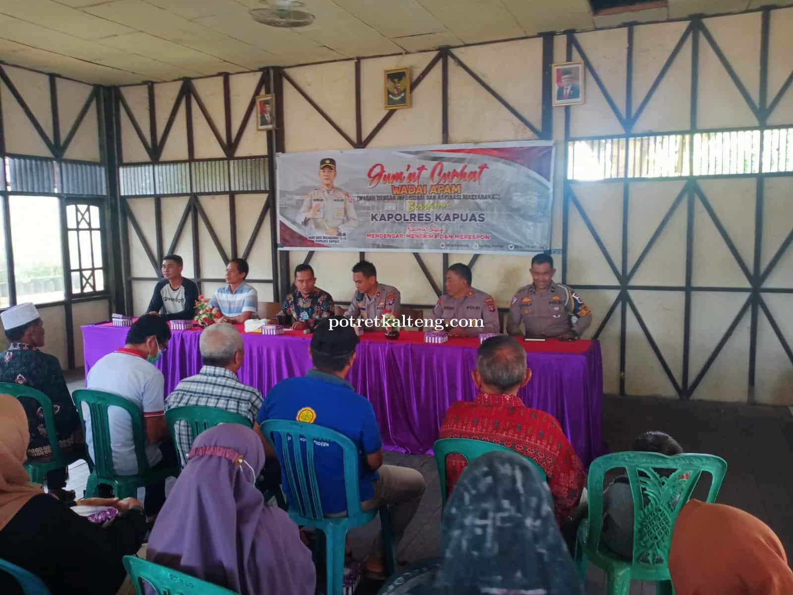 Polres Kapuas Laksanakan Jumat Curhat Wadai Apam Di Desa Pulau Telo